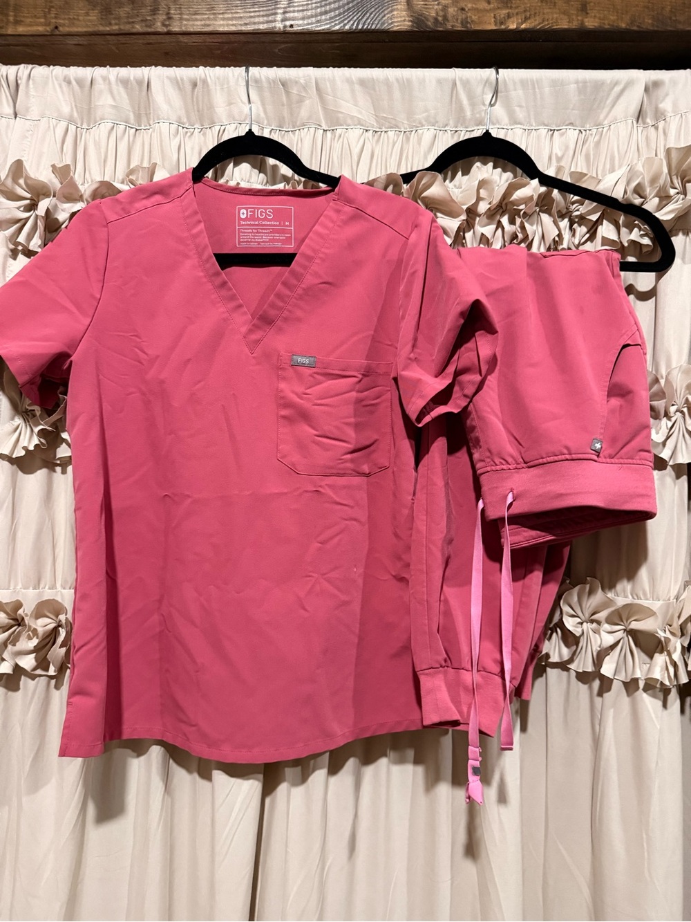 Figs Quartz Beat it Pink Scrub Set